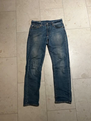 Levis 511 - Säljer ett par riktigt feta 511 med riktigt snygga fades. Jeansen säljs i befintligt skick och är slitna längst ner på benen, men enligt mig så gör det att dem blir ännu snyggare. Tveka inte på att höra av er vid frågor. Priset är INTE hugget i sten!