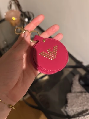 Rund rosa sminkspegel från Armani - Snygg och praktisk rund sminkspegel från Armani .