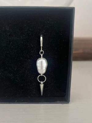 Silverörhänge - Ett silverörhänge som även finns att köpa i par så kolla mina andra annonser! Det är rostfritt stål.