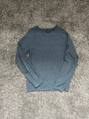 Blå stickad tröja från Jack & Jones - Snygg blå stickad tröja från Jack & Jones i storlek XS. Tröjan säljs för 120kr!