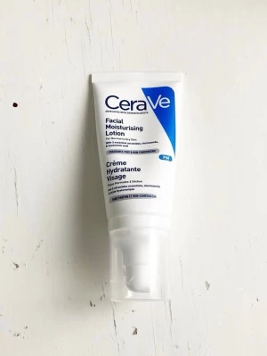 🍒Ny CeraVe Facial Moisturising Lotion🍒 - 🍒Ny CeraVe Facial Moisturising Lotion som endast är testad några gånger, med nästan all produkt kvar🍒En ansiktskräm för normal till torr hud. Med hjälp av hyaluronsyra o essentiella ceramider stärker den hudens skyddsbarriär. Huden blir återfuktad i 24 timmar. Krämen har en rik konsistens. Krämen är icke-komedogen vilket innebär att den inte täpper till porerna. Utan parfym. 52 ml Köpt för 129kr🍒  