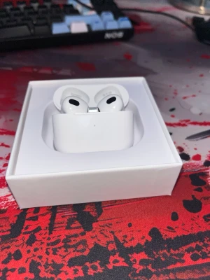 Apple AirPods gen 3 1:1  - Säljer ett par vita Apple AirPods gen 3 Med ANC/ Acoustic Noise Cancelling. Kom dm om du har frågor, eller vill att jag ska skicka mer bilder 