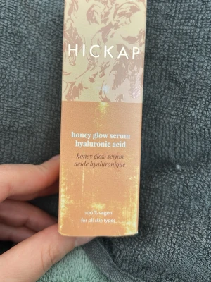 Hickap Honey Glow Serum Toner - Fräsch toner från Hickap med hyaluronsyra och honungsextrakt. Kommer i en snygg beige och guldig förpackning med elegant mönster. 100% vegansk och passar alla hudtyper. Perfekt för dig som vill ha glow och återfuktning i din hudvårdsrutin. Oanvänd 