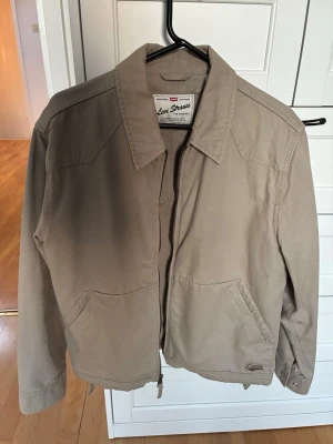 Levi’s jacka  - Säljer denna fina Levi’s jeansjackan med dragkedja. Perfekt nu till våren. Använd några enstaka gånger. Dunder skick! 