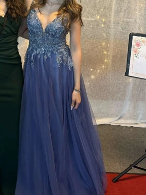 Balklänning - Original pris : 3500. Använd 1 gång. Dragkedja på ryggen, spets, st - 34 -xs/s. Kan mötas i Stockholm <Skriv för fler bilder på!