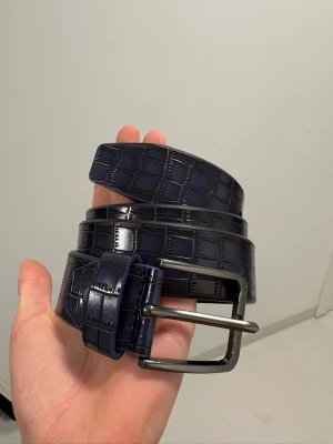 Krokodil bälte  - Marinblå krokodil läder bälte //  Nytt skicka aldrig använd //  Längd med spänne 115cm  Bredd 3,5cm Skriv vid minsta fråga eller fundering