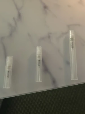 Mix av exklusiva herrparfymer - Små flaskor finns 2ml, 5ml och 10ml pris kan variera beroende på vilken parfym och storlek på små flaskorna! Man kan också köpa hela parfymen