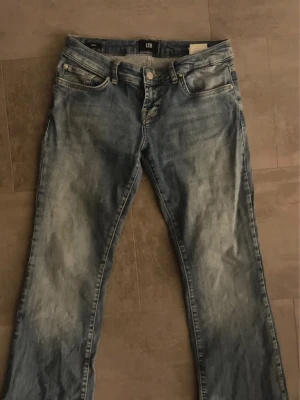 Blå bootcut jeans från LTB - Snygga blå bootcut jeans från LTB. Jeansen har en ljus tvätt och raka ben med lätt utsvängning. Använda ca 4 gånger så de är i väldigt bra skick💗hör av dig vid funderingar!