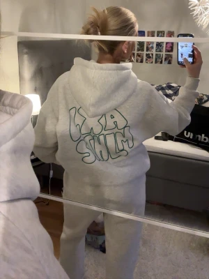LXA Hoodie  - Säljer denna supersnygga varma LXA-hoodien från Linn Ahlborgs märke i storlek M! Den är som ny, endast använd en gång! Nypris 700kr💕Sälker även matchande byxor till!