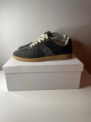 Masion margiela - Masion margiela gata i svart/grå,helt ny aldrig använd,allt og kommer med, hör av er vid minsta fundering.