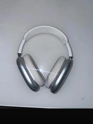 Apple AirPods Max silver - Säljer ett par Apple AirPods Max i silver. Over-ear hörlurar med mjuka mesh-kuddar och aluminiumkåpor. Bygeln är vadderad med mesh-tyg för extra komfort. Grym ljudkvalitet och stilren design som passar perfekt till vardags.