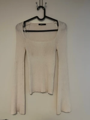 Tajt stickad   - Bra skick 