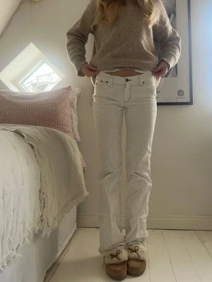 Manchester byxor  - Superfina vita manchesterbyxor! Innerbenslängd:85cm, midjemått rakt över: 37cm