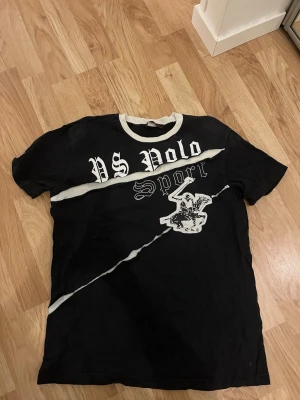 Svart Polo Sport t-shirt -  en svart t-shirt från PS Polo Sport. Den passar som storlek M men står XXL