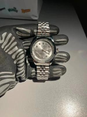Herrklocka - Modell: Datejust Material: Rostfritt stål Länk: Jubilee Bezel: Räfflad Urtavla: Silver med diamantindex Glas: Safir Diameter: ca 36 mm