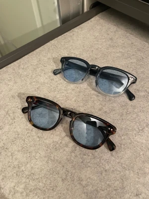 Solglasögon - Stilrenta solglasögon i jätte bra skick. Väldigt populära och inne just nu. 300 kr🔥Bara höra av sig i dm vid frågor och funderingar!🔥(Bild med den på kan visas i dm)‼️
