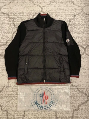 Moncler cardigan jacka - Hej! Jag säljer en snygg Moncler cardigan 🖤 Perfekt för vardag och finare outfits  Väldigt fin jacka i bra skick utan större problem 😍   📏 Storlek: M 📍 Finns i Helsingborg  Skriv gärna vid intresse Hör gärna av dig innan du köper 💯 