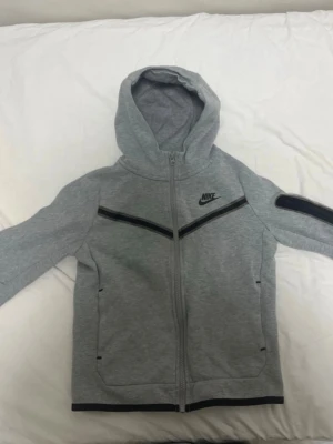 Nike tech fleece kofta Stl 137-148 - Jag säljer en Nike tech fleece kofta för endast 400kr. Den är i jätte bra skick och den har storlek 137-148.