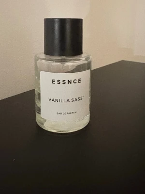 ESSNCE Vanilla Sass' Eau de Parfum - ESSNCE Vanilla Sass' Eau de Parfum. Mängd se bild. Lite mindre än hälsa.