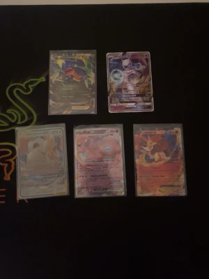 5 Pokémon GX-kort i plastfickor - Säljer ett set med fem Pokémon GX-samlarbilder i plastfickor. Motiven inkluderar populära Pokémon som Mewtwo, Charizard och fler. Korten har färgstarka illustrationer och är perfekta för samlare eller spelare. Alla kort är officiella Pokémonkort.
