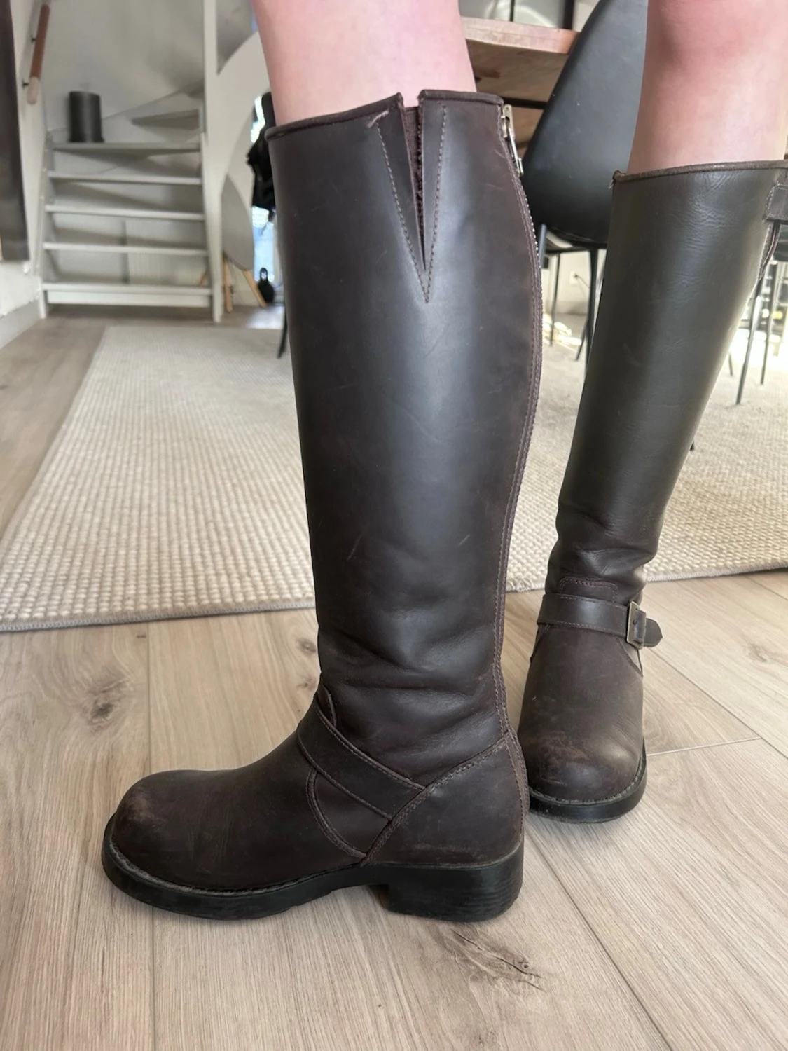 Mörkbruna höga Johnny Bulls läderstövlar med spännen - 2