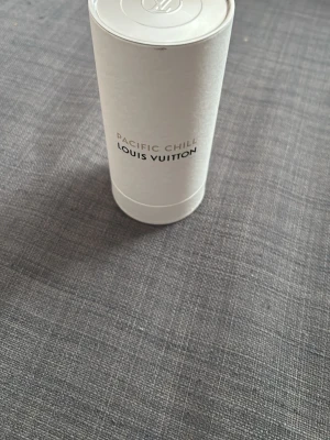 Louis Vuitton Pacific Chill parfym - Lyxig parfym från Louis Vuitton i doften Pacific Chill, med magnetisk lock. Perfekt för dig som gillar exklusiva dofter. Använd runt 7 sprays och jag letar gärna efter byten.
