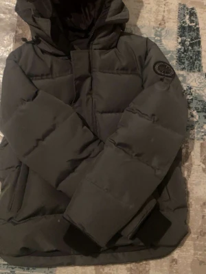 Canada goose jacka - Fin canada goose jacka som kommer hålla dig varm och är jätte skön på helt ny. Pris kan diskuteras 