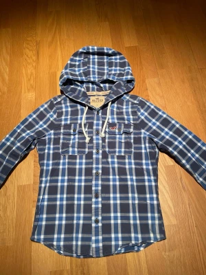 Archive Hollister Hoodie - Riktigt fet och unik skjorthoodie från hollister i surfer cut | Storlek S | skriv vid funderingar och skicka gärna bud!