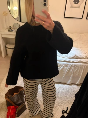 Stickad mohair tröja H&M - Svart mohair tröja från H&M premium selection. Nypriset är 800kr