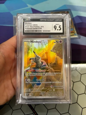 Mimikyu Promo CGC 9.5 - Säljer ett Pokémonkort med Mimikyu från Black Star Promos, nummer 075, graderat av CGC till 9.5.