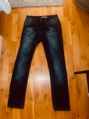 Mörkblå raka Armani jeans  - Snygga mörkblå jeans med raka ben och diskreta slitningar framtill. Klassisk femficksmodell och kontrastsömmar. Perfekta för en avslappnad och trendig look.