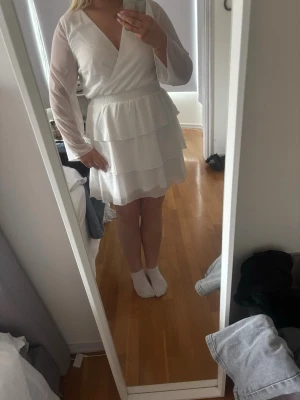 Perfekt studentklänning  - Perfekt studentklänning från bubbelroom i storlek 44. Använd en gång och är i nyskick. 