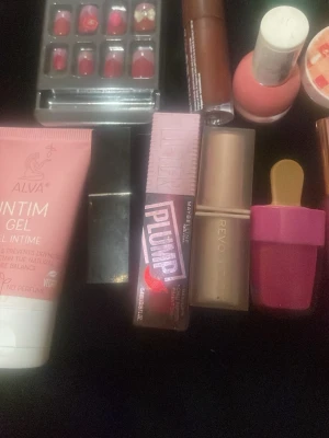 Färgglada läppglans i olika nyanser - Säljer flera läppglans i olika färger och former, bland annat från Maybelline, Revolution och Colur. Här finns allt från glittrigt rosa till klassiskt rött och nude, både med och utan shimmer. Flera gloss har snygga och unika förpackningar, vissa med guld- eller silverdetaljer.