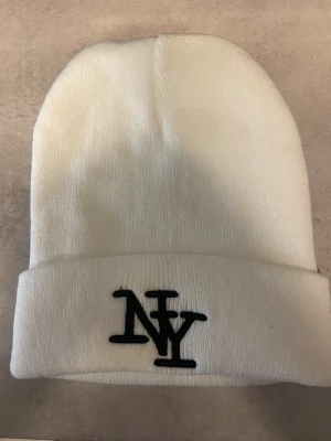 Mössa från H&M - Säljer en  vit NY mössa från H&M 100% akryl som använts ett fåtal gånger. Fräsch, bekväm och perfekt när det är kyligt ute. Storlek S/M🌨️