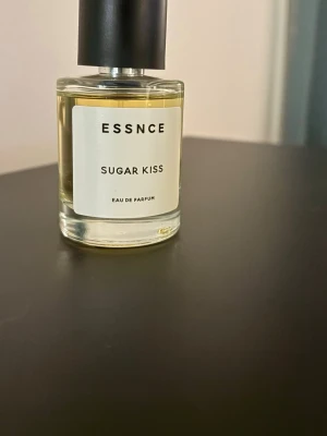 ESSNCE Sugar Kiss Eau de Parfum - Säljer en stilren parfym från ESSNCE med doften Sugar Kiss. Full flaska. Bara test sprutad. Söt och kryddig