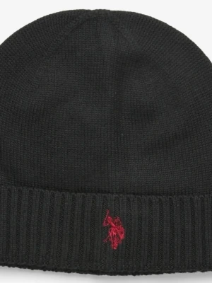 Svart stickad mössa från Polo Ralph Lauren - Klassisk svart stickad mössa från Polo Ralph Lauren med röd broderad logga framtill. Mössan har ribbad kant och är tillverkad i mjukt material som håller dig varm under kyliga dagar. Perfekt accessoar för en stilren look.