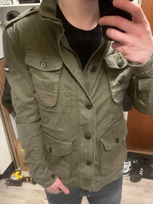 Tommy Hilfiger field jacket - Otroligt fet field jacket från Tommy Hilfiger. Modellen är 180cm, 75kg. Priset kan såklart diskuteras!