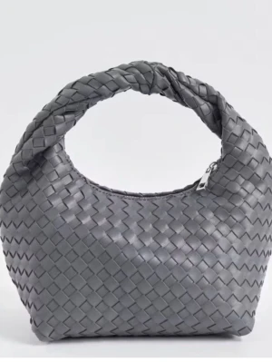 Grå flätad handväska med dragkedja - Hej! Säljer denna fina grå väska från Gina tricot!🩷 Hör av dig vid frågor! 