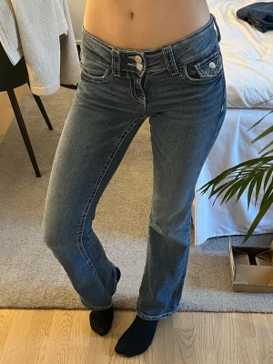 Gina tricot jeans young blå - Snygga jeans från gina tricot young i storlek 146, är lite för korta och små för mig som beukar ha 32/XS. Passar för dig med storlek XXS i byxor. 🩷