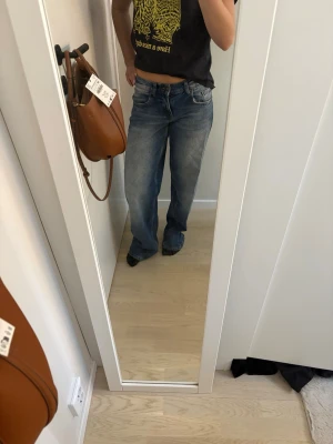 Lågmidjade jeans  - Säljer dessa subdued jeans som är Lågmidjade i storlek 38.