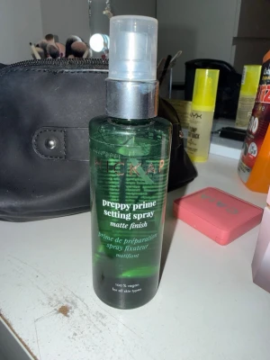 Setting spray från Hickap matte finish - Fräsch face mist från Hickap med matt finish. Kommer i en grön plastflaska med spraymunstycke och genomskinligt lock. 100% vegansk och passar alla hudtyper. Perfekt för att fixera sminket och ge en naturligt matt look.