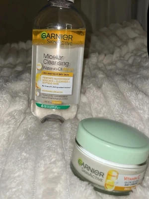 Garnier rengöring & dagkräm set - Säljer ett set från Garnier SkinActive med Micellar Cleansing Water-in-Oil (400 ml) för torr och mycket torr hud samt Vitamin C Glow Boosting dagkräm. Rengöringen tar bort vattenfast smink och mjukgör huden, medan dagkrämen ger lyster. Perfekt för daglig hudvård. 