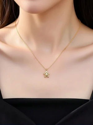 Halsband med stjärna - Ett vackert halsband med en stjärnformad berlock. Perfekt för att addera en touch av elegans till din stil. Längd 41 +8 cm. Berlock 2 cm hög. Bredd 1,2 cm. Med kedja.