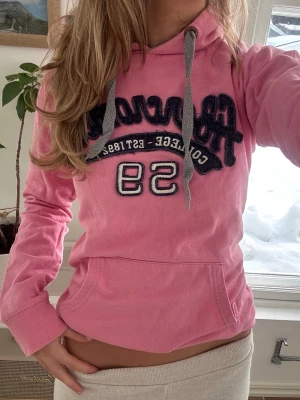 Abercrombie & fitch hoodie  - En hoodie från Abercrombie & fitch i storlek S. Kan upplevas mindre i storlek, likt en XS. Jag fraktar inom 24h, frakt med PostNord prioriteras. Se liknande plagg i min profil! 
