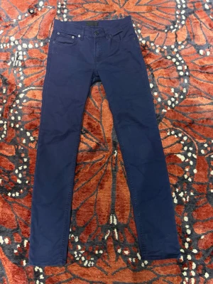 Acne jeans / byxor blåa - Navy/marinblåa acne studios byxor. Modellen är Acne ACE UPS BLUE. Storlek 29/32. Väldigt sparsamt använda, skick 9/10. Tveka inte att höra av er vid frågor!