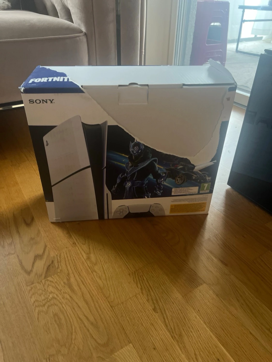 Vit PlayStation 5 med två kontroller - 3