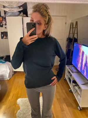 Mörkgrön oversized sweatshirt - Mysig mörkgrön oversized sweatshirt med rund hals och långa ärmar. Enkel och stilren design utan tryck eller mönster, perfekt för en avslappnad look. Tröjan har en mjuk känsla och passar bra till jeans eller mjukisbyxor.