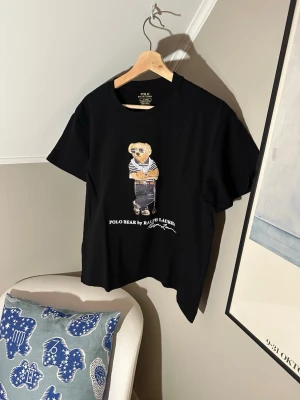 Svart Polo Ralph Lauren T-shirt  - Riktigt snygg Polo Ralph Lauren T-shirt                       Storlek: Small.                                                                      Skick: 9/10.                                                                            Hör av er vid funderingar eller prisförslag 