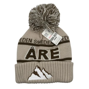 ORIGINAL ÅRE MÖSSA - Åre Mössan är en varm och skön mössa med clean design och perfekt passform ❄️🍾. Tillverkad för nordiskt väder och gör varje vinterdag både bekväm och stilfull, oavsett om du är i skidbacken eller på stan.😍✨