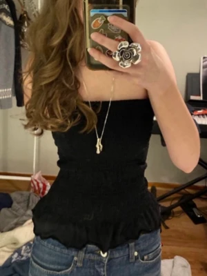 svart tubtopp med volang - svart tubtopp med volang från gina tricot i storlek xs, skriv för fler bilder eller prisförslag!💗